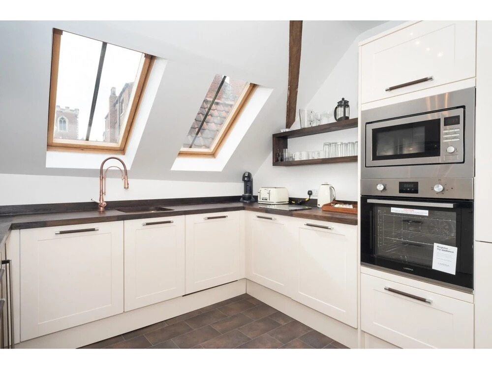 Traditional, Stunning and Spacious 2BR Apt for 4