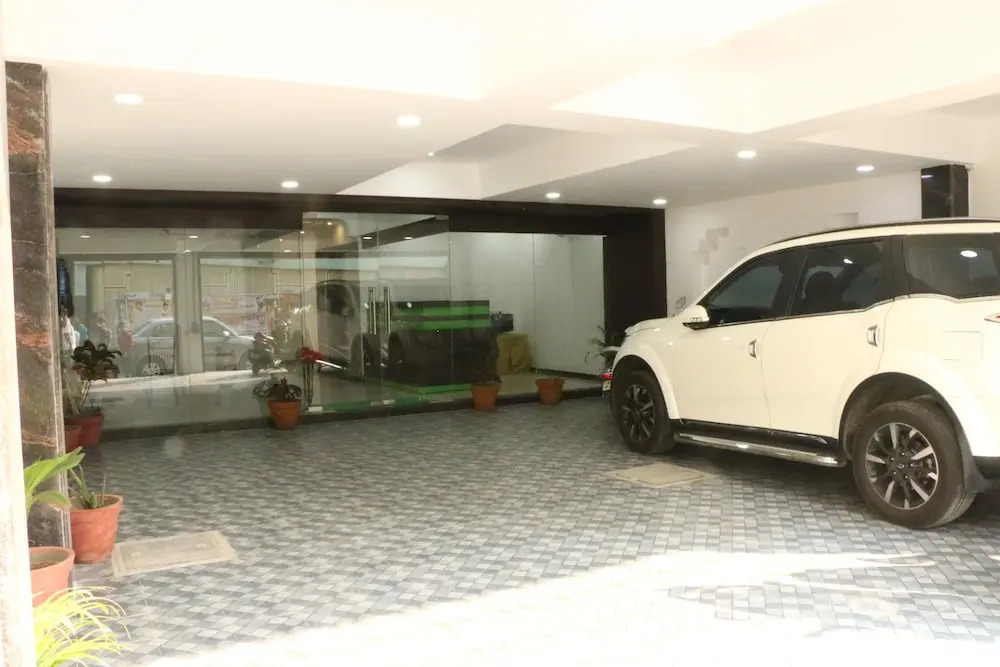 Green Tree Hotel-Near VFS Global and Ramee Mall