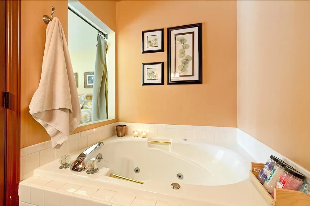 Bear Ridge 3 Bedroom Home with Hot Tub
