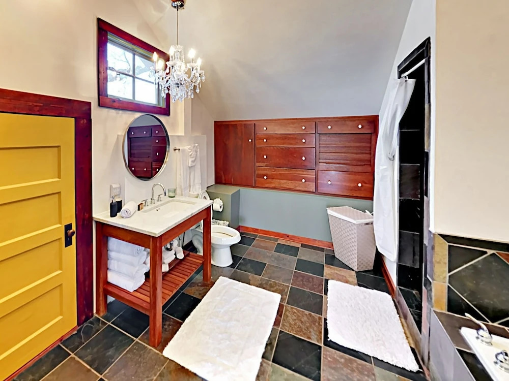 East Austin Bungalow - 3 Br Home