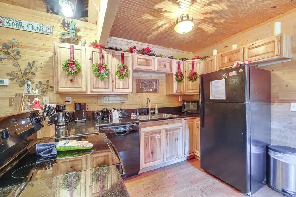 'just Fur Relaxin' Sevierville Cabin w/ Hot Tub!