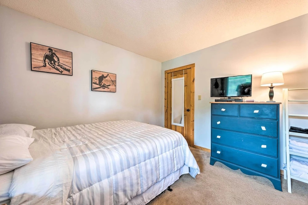 Lincoln Condo w/ Balcony - 6 Mi to Loon Mtn!