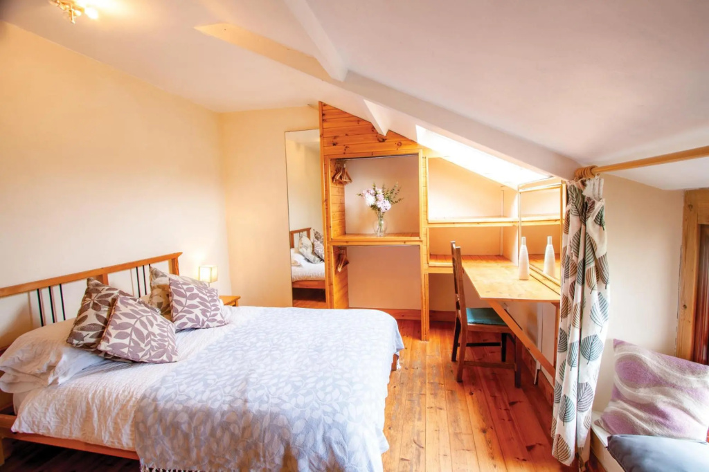 The Lake House Retreat - 7 Bedroom Holiday Home - Sleeps 20 - Southgate