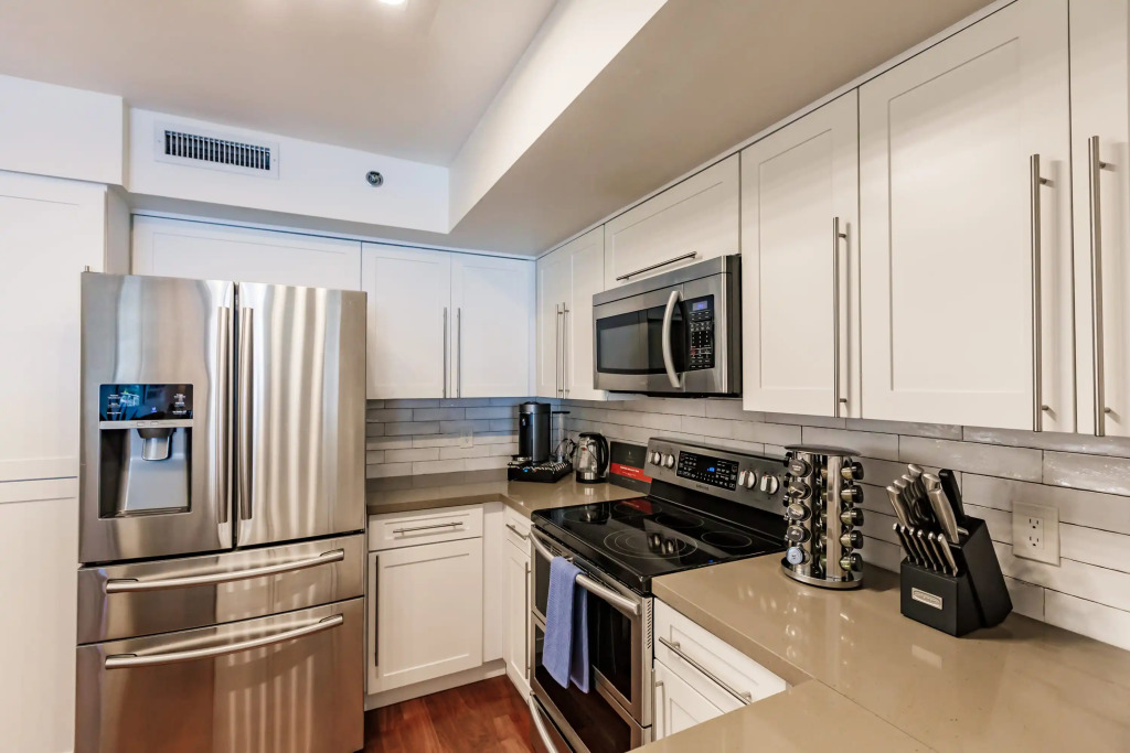Uhost AI 3BR Condo Stunning Water Views