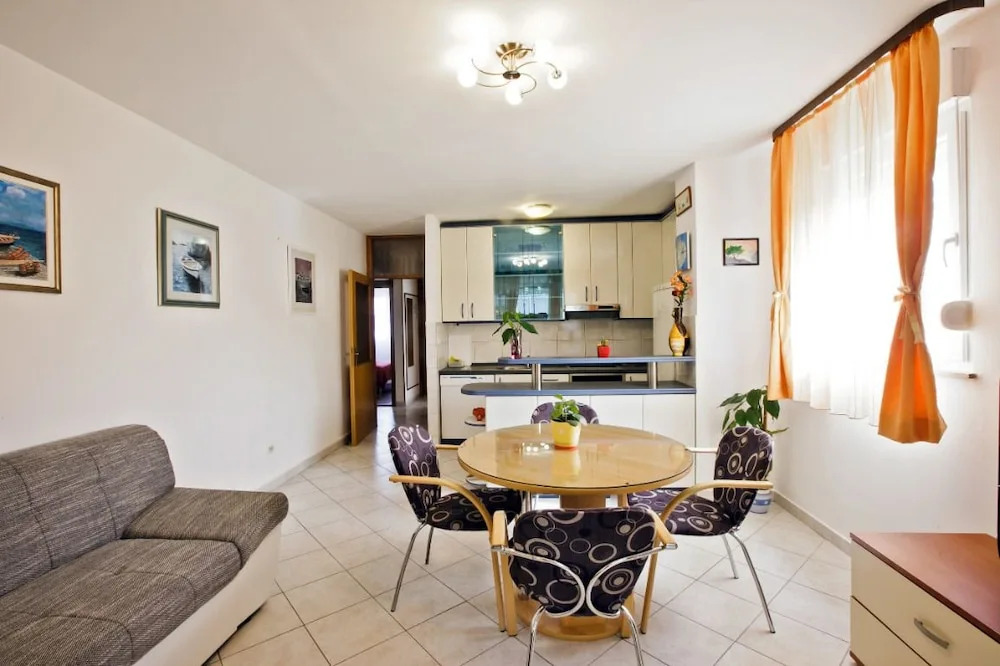 Spacious apartment 2 rooms free parking