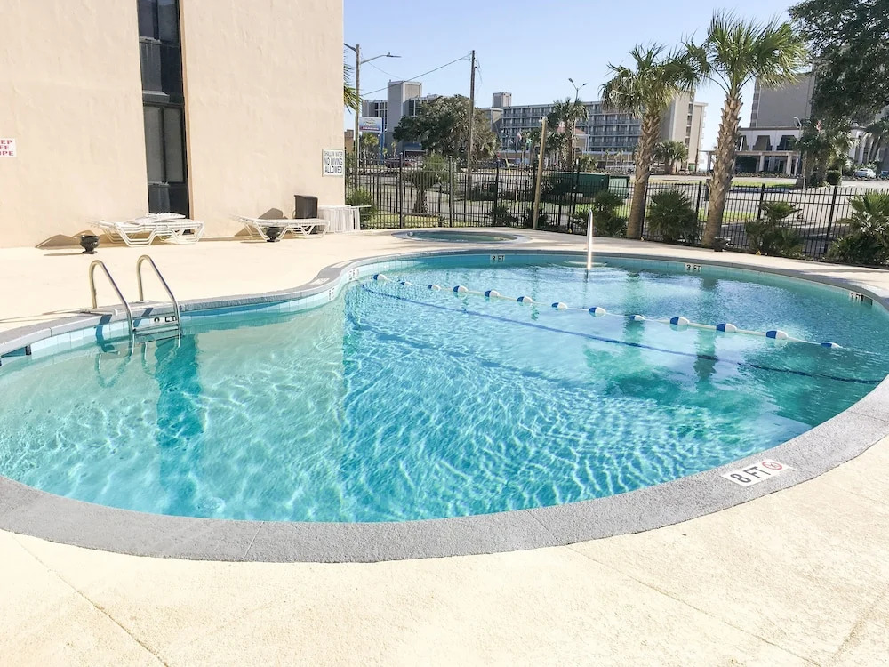 Updated Beach Condo W/ Pool - Steps To Sand! Condo