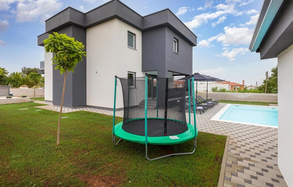 Beautiful Home in Vodnjan With Outdoor Swimming Pool, Wifi and 5 Bedrooms