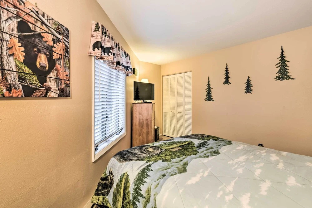 Mountain-view Angel Fire Condo: Walk to Skiing