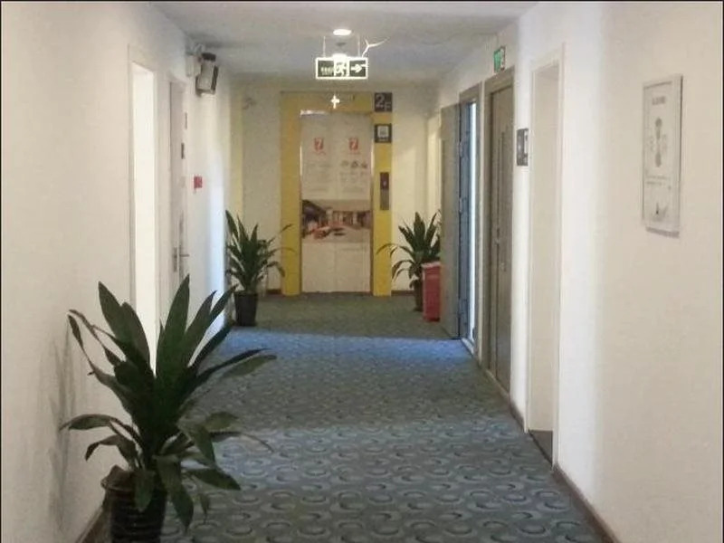 7 Days Inn Communication University