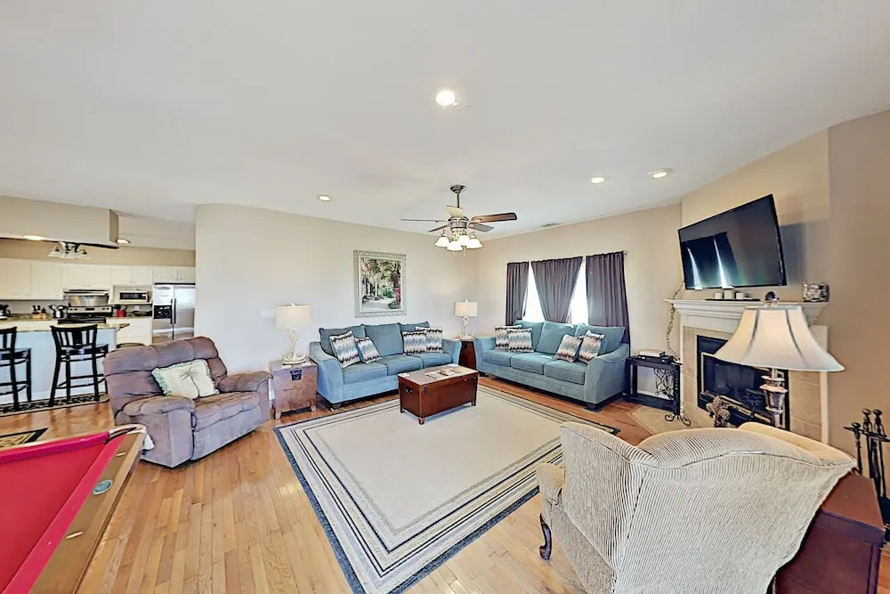 1329 W Lagoon Home 3 Bedrooms 2.5 Bathrooms Home