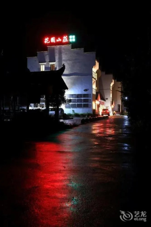 Wuyuan Huayuan Mountain Villa