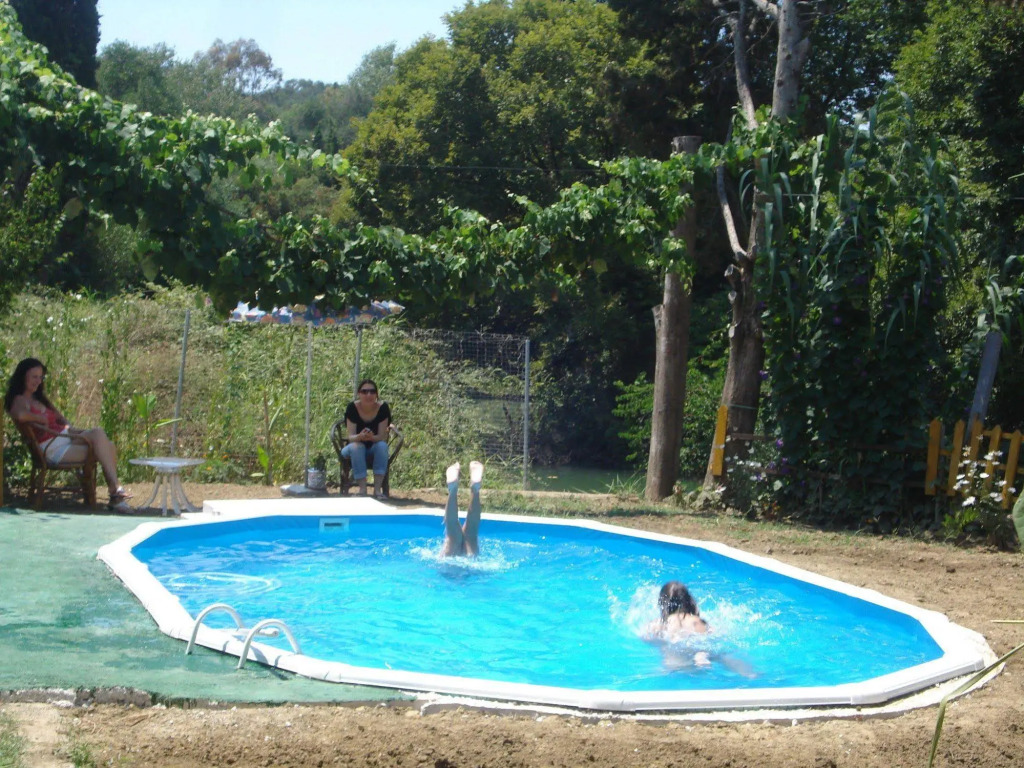 Georgina Apartments-pool-river