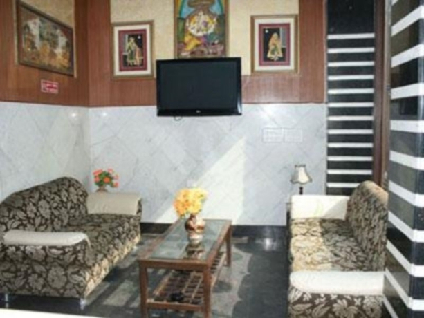 Hotel Le Grand - Walk-in from RK Ashram Metro Station