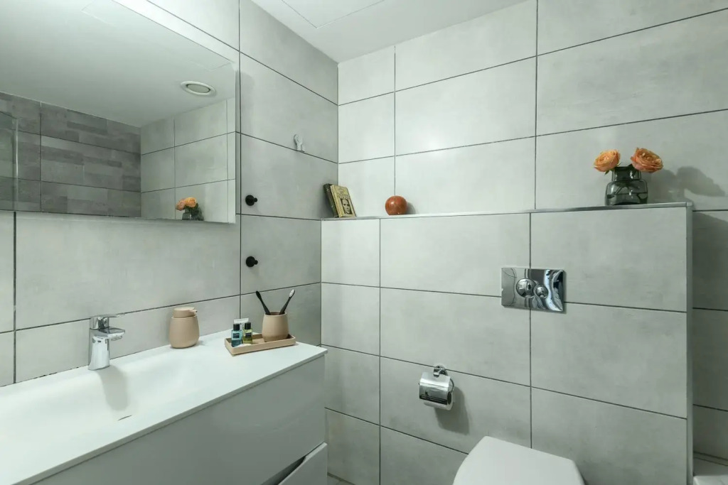 High-rise 3 bedroom Apartment with Balcony