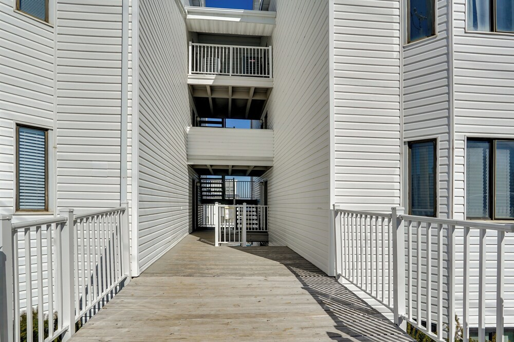 Charming Condo w/ Pool Access in Osage Beach!