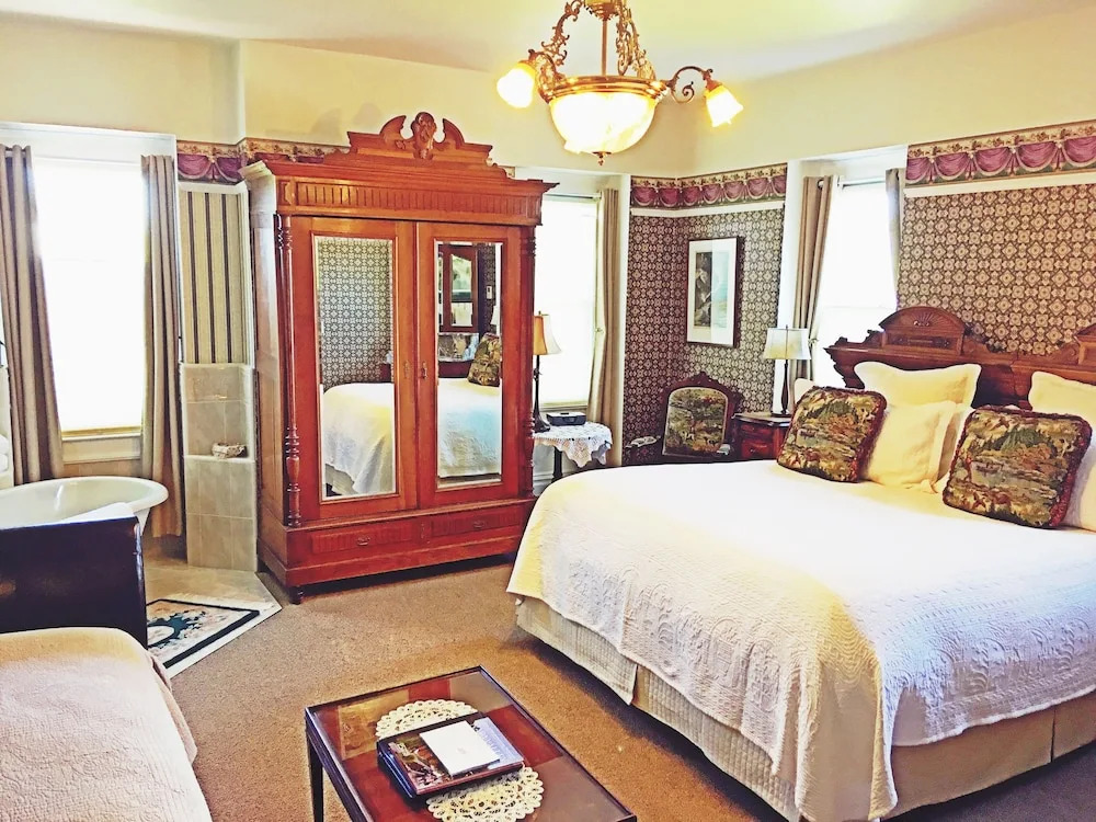 Churchill Manor