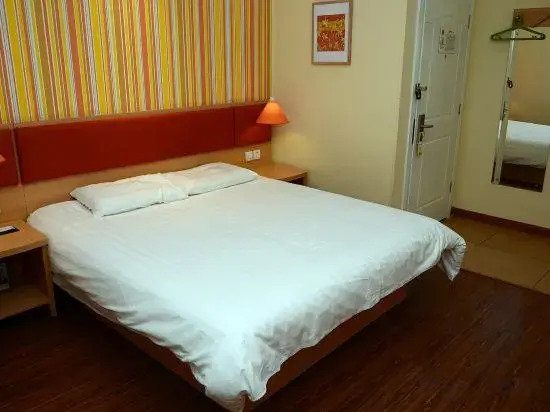 Home Inn (Beijing International Exhibition Center Liufang Metro Station)