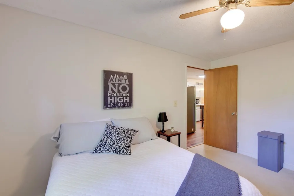 Pet-friendly Ellijay Cabin in the Woods on 1 Acre!