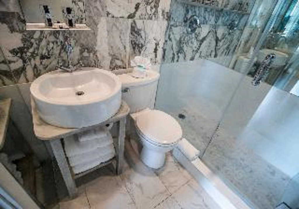 Chesterfield Hotel & Suites