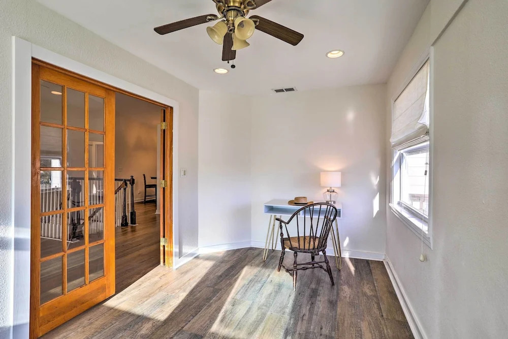 St Petersburg Hideaway w/ Fire Pit & Grill!