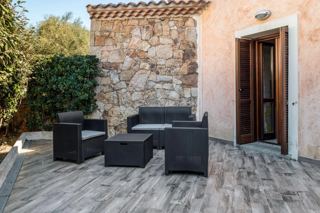 It is located on the ground floor and consists of a living area with kitchenette equipped with oven-PERLACEA 5