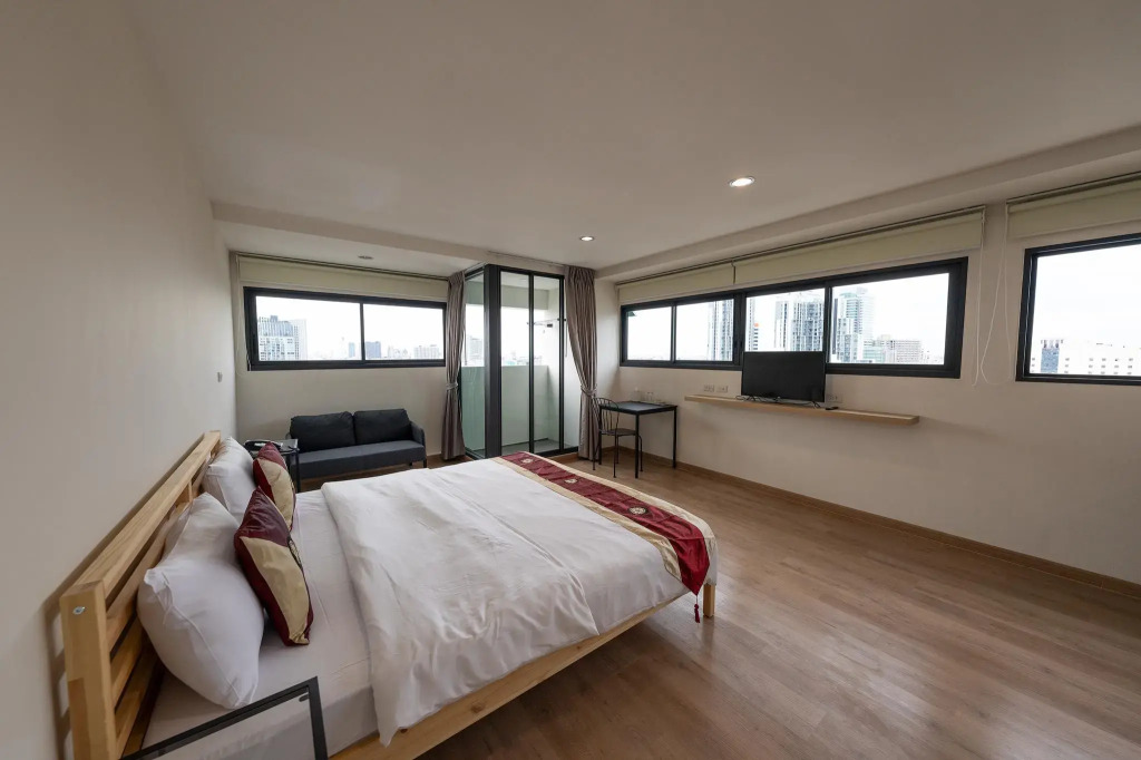 L.A. Tower Hotel