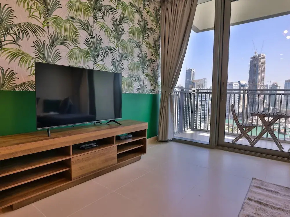 Luxurious Apartments Dubai Marina Views - Pool & Gym by Sojo Stay