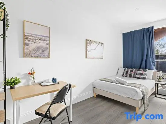 Private Room – Right by Campus & Main Street Amenities