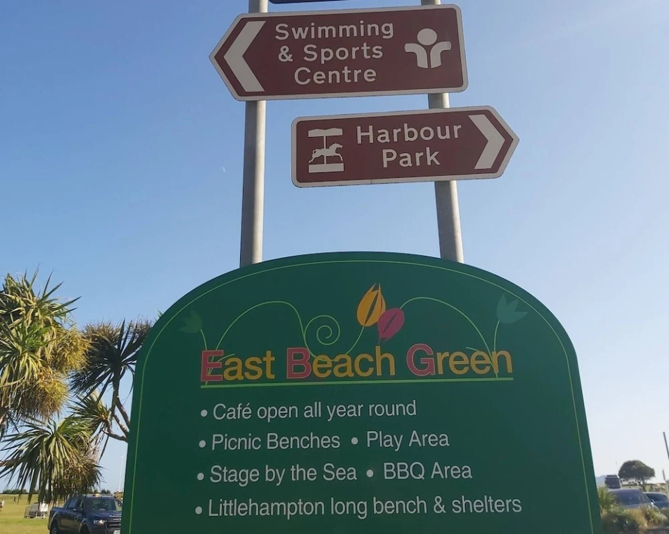 Spacious Seafront Apartment, Garden Free Parking