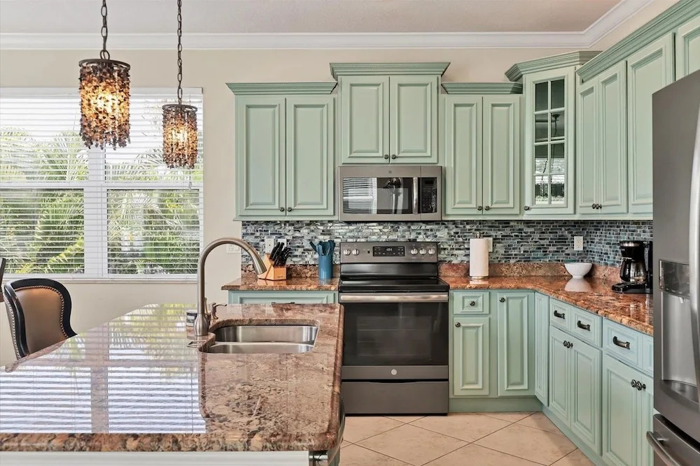 Aqua Vista 4 Bedroom Home by RedAwning