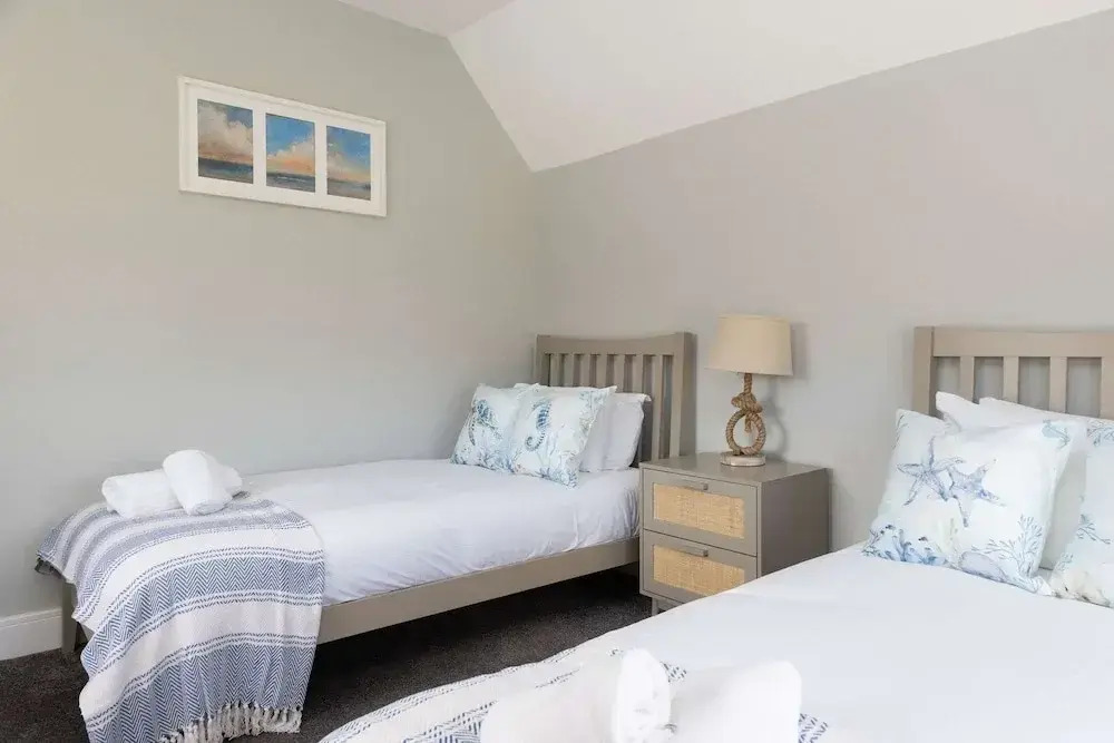 Modern 5-bedroom Retreat Nr Coast
