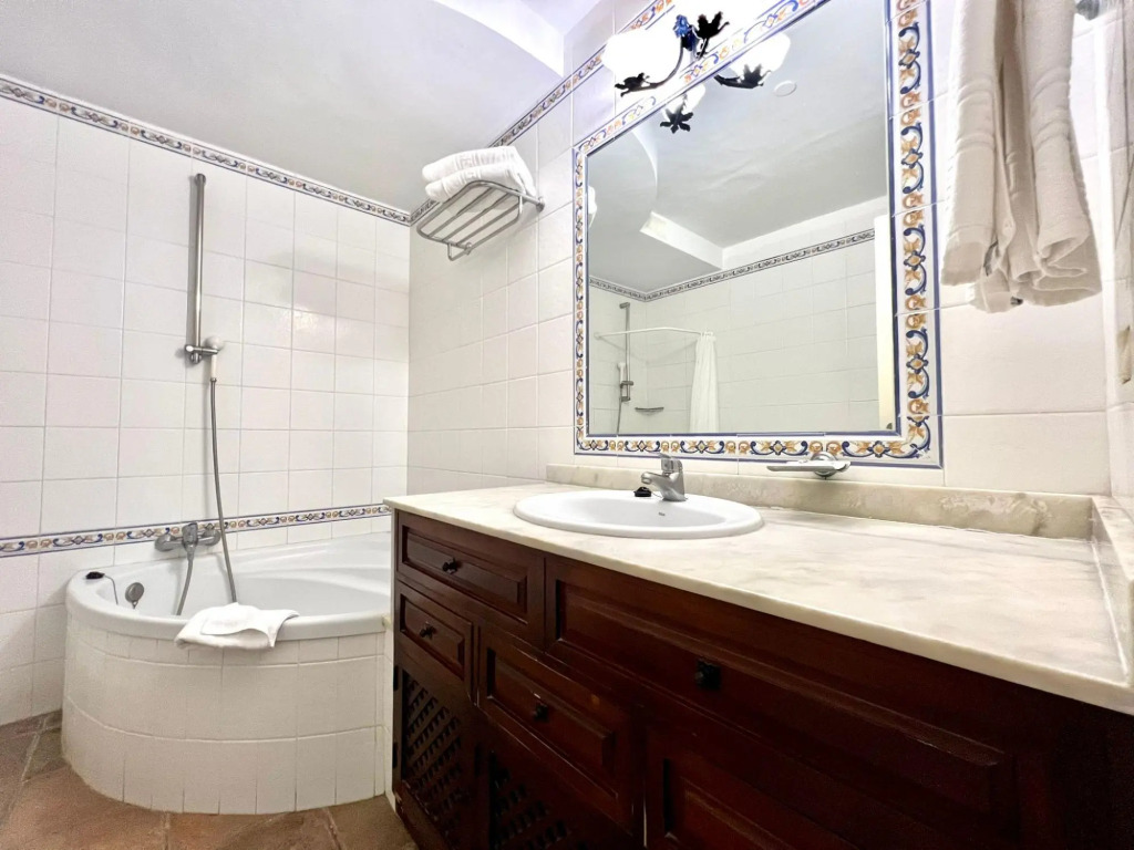 One bedroom, high floor, ocean views, pool