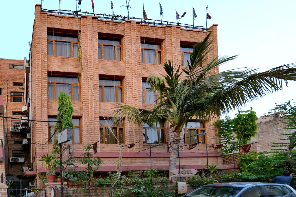 OYO 9900 Hotel Pioneer Plaza