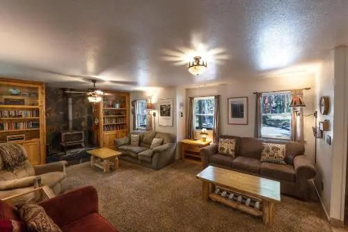 Friends Lodge - 3br/3ba Holiday Home