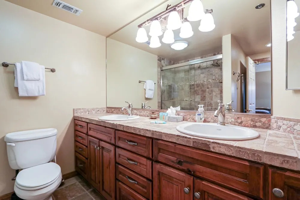 Silver Bear 22 Pet-Friendly, Cozy, Underground Parking, Walk to Canyon Lodge by RedAwning
