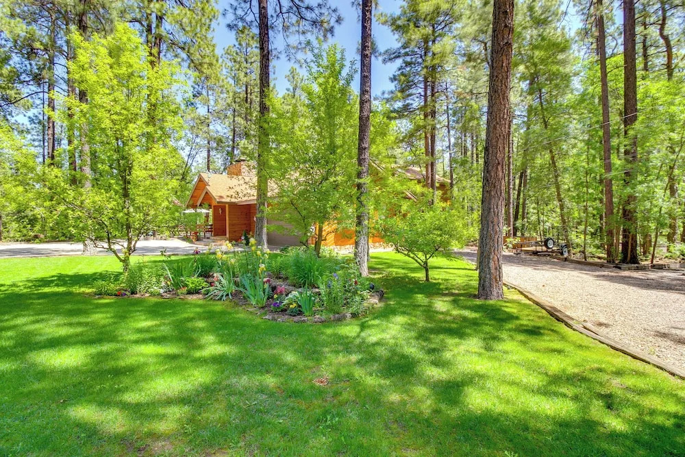Pinetop Cabin w/ Private Patio on Eighth Green