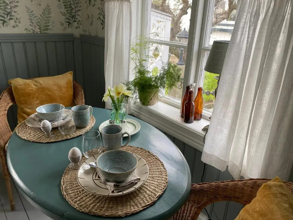 B&B Bland Ormbunkar Och Rosor