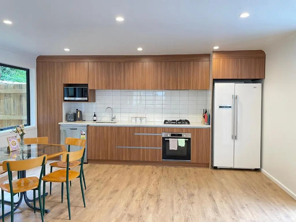 NO PARTY ALLOWED, Entire Brand New 3 bedroom townhouse, free unlimited fibre wifi and free parking