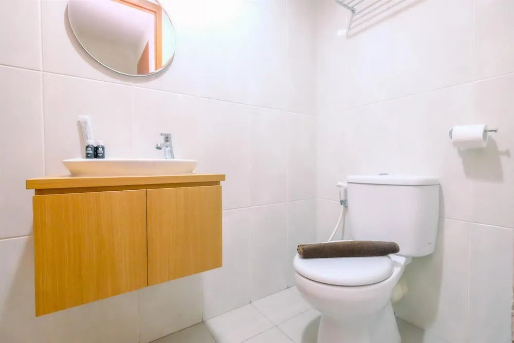 Good Choice And Strategic 2Br Without Living Room Evenciio Apartment