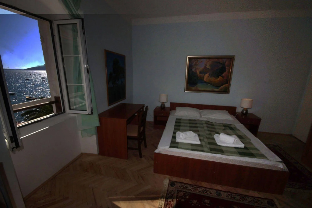 LaRos Apartments