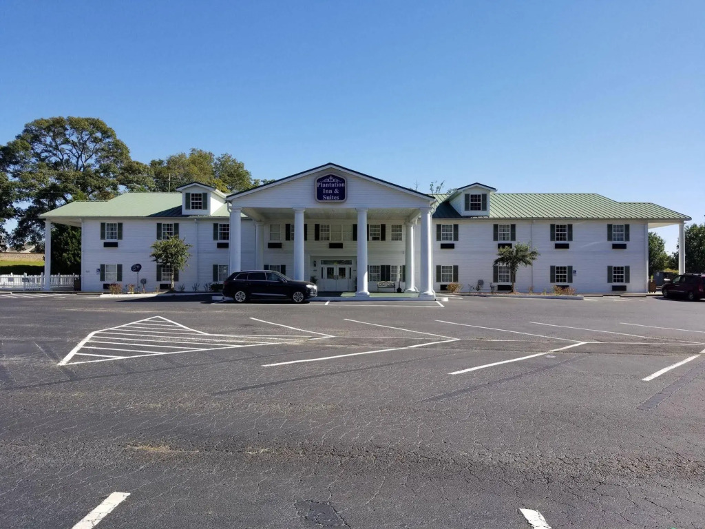 Plantation Inn & Suites Near Locust Grove I 75
