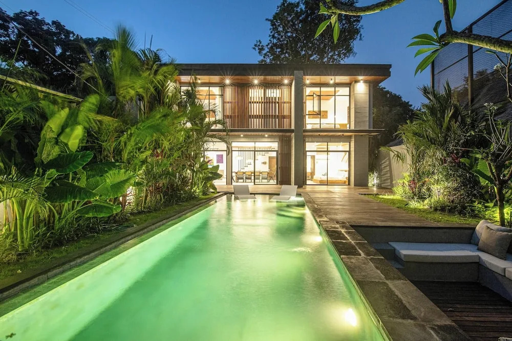 Refined 5BR Contemporary Villa, 400m to the Beach