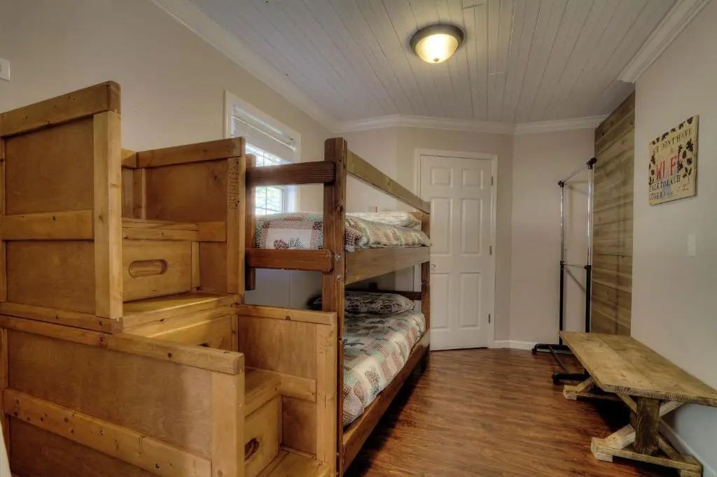 5Bedrooms*4KING BEDS*OUTSTANDING LOCATION*HotTub*