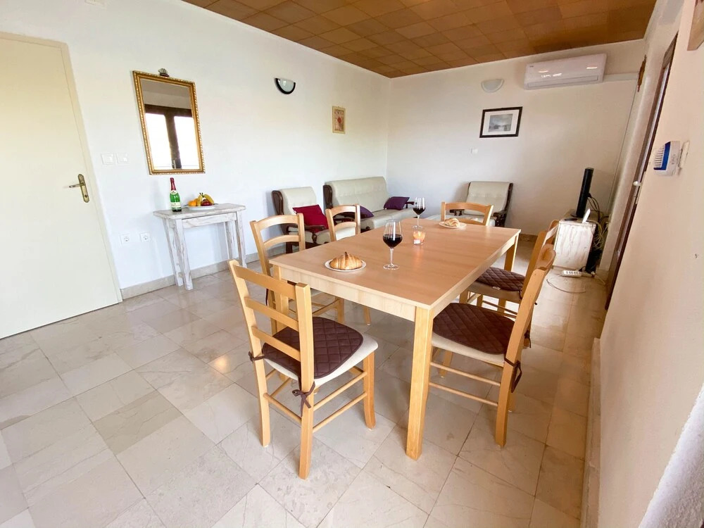 Inviting 3-bed Apartment in Okrug Donji Beachfront