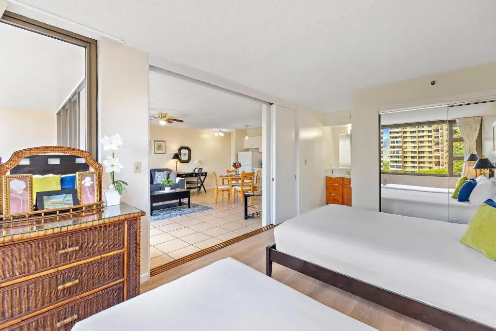 Beautiful 7th Floor Condo with AC, WiFi & Parking, Short Walk to Beach