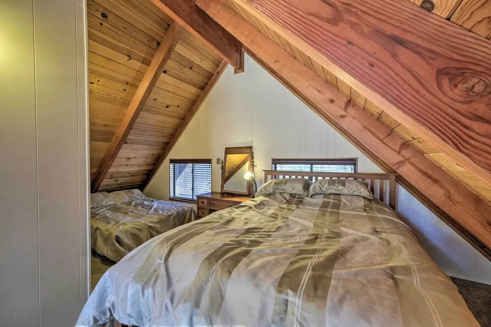 6 Mi to Yosemite National Park: Retreat w/ Deck!