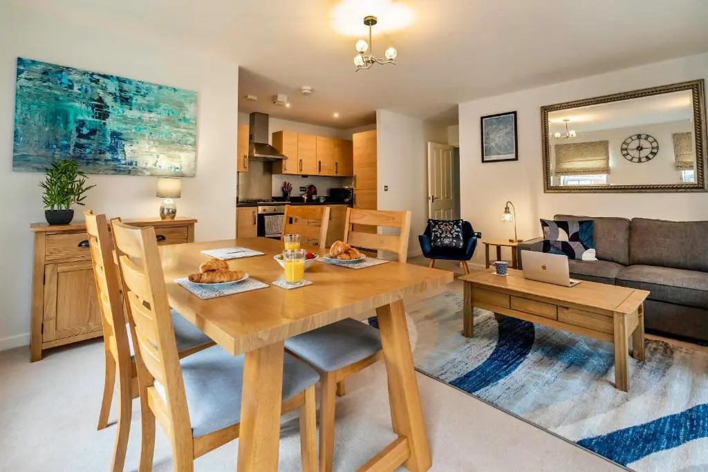 The Augustine - Modern two Bed Ground floor apartment with parking