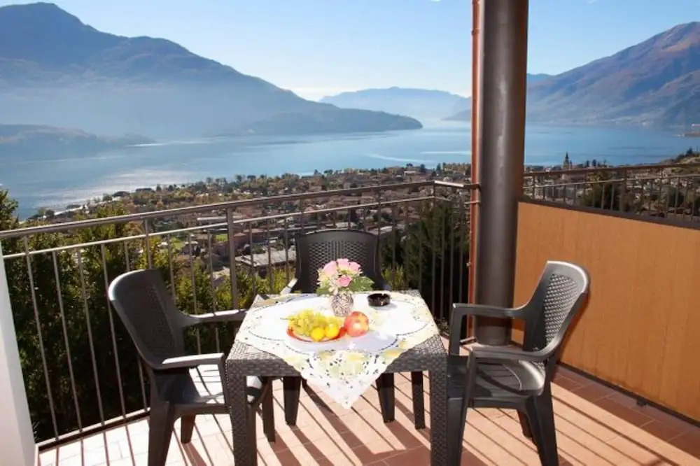 House With 2 Bedrooms in Vercana, With Wonderful Lake View, Shared Pool, Furnished Balcony Near the Beach