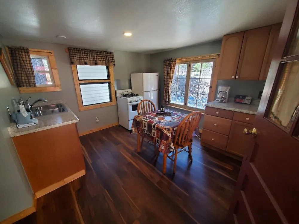 Swiftcurrent Lodge