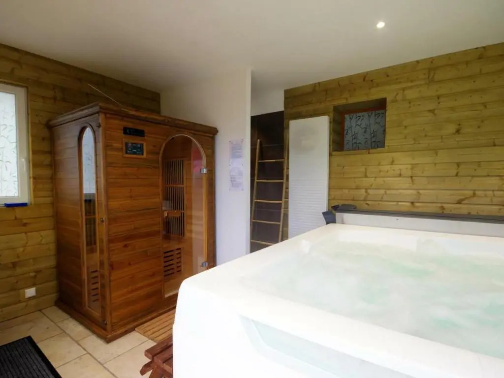 Gîte chaleureux avec spa et sauna, animaux admis - FR-1-496-23
